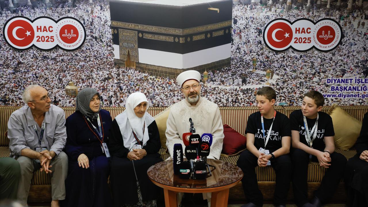 Ali Erbaş en yaşlı ve en genç hacı adaylarıyla buluştu