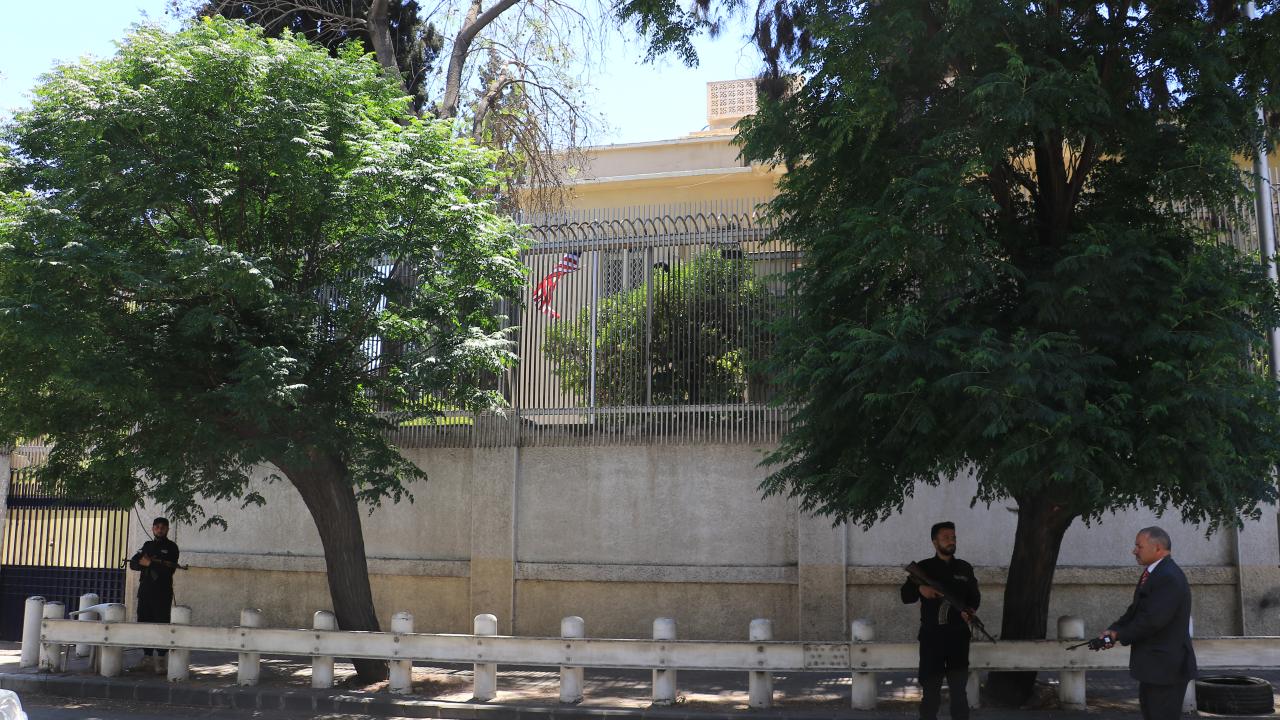 ABD bayrağı, Şam’da yeniden göndere çekildi